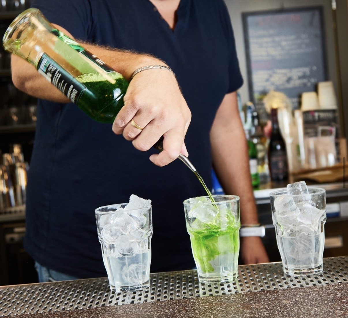 Il barman prepara i cocktail al bancone