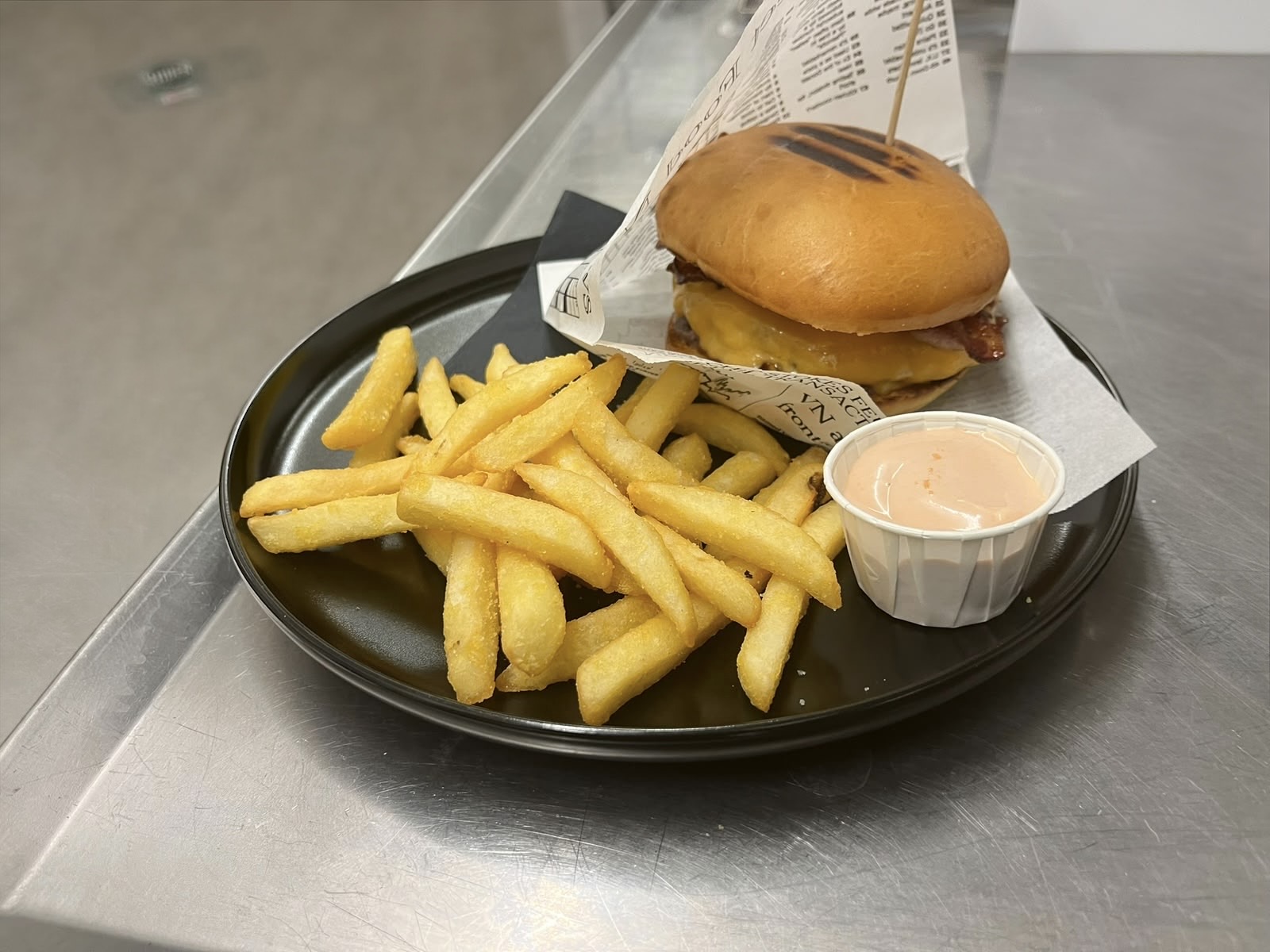 Cheeseburger con patatine e salsa
