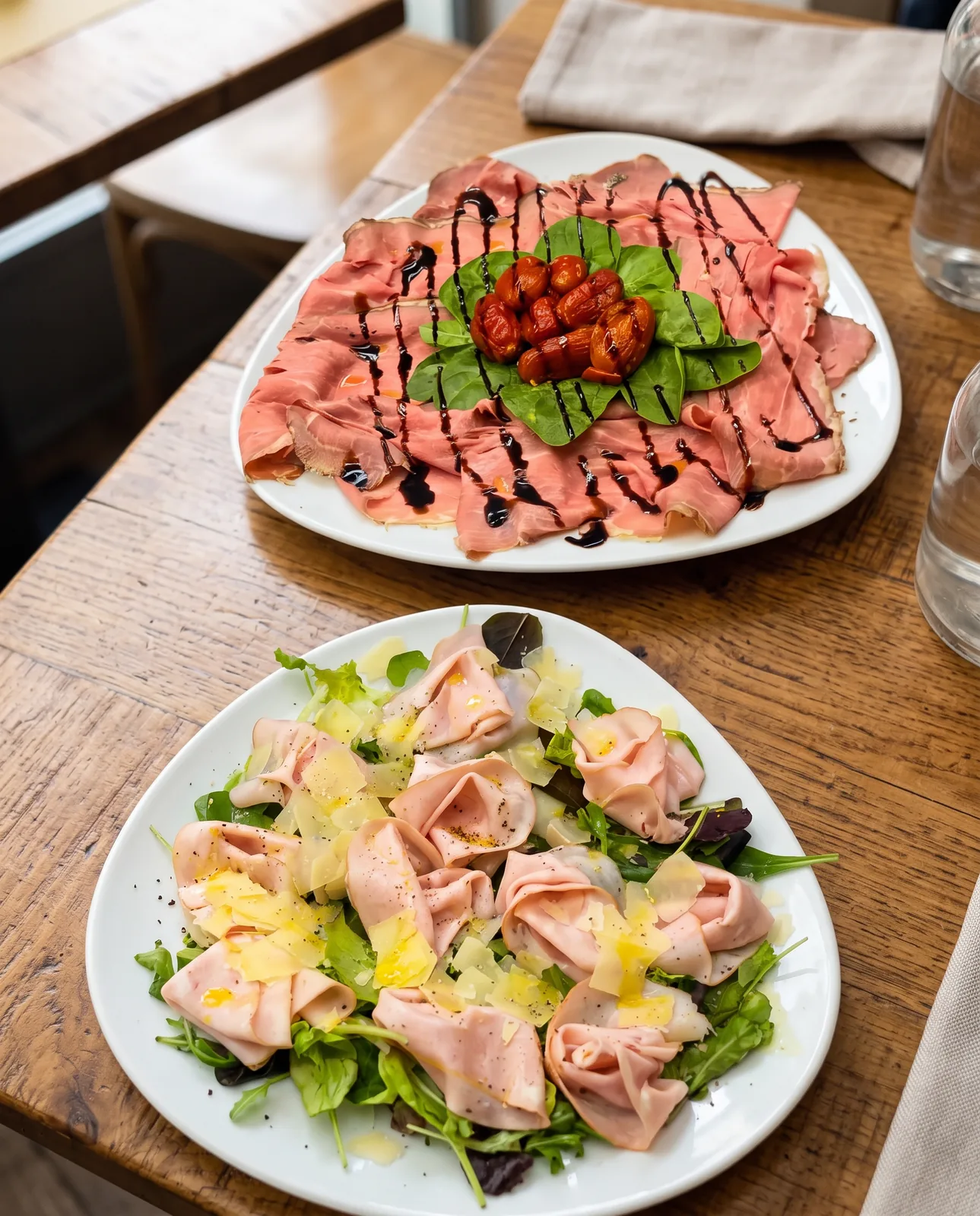 Piatto di roast beef e piatto di mortadella con grana