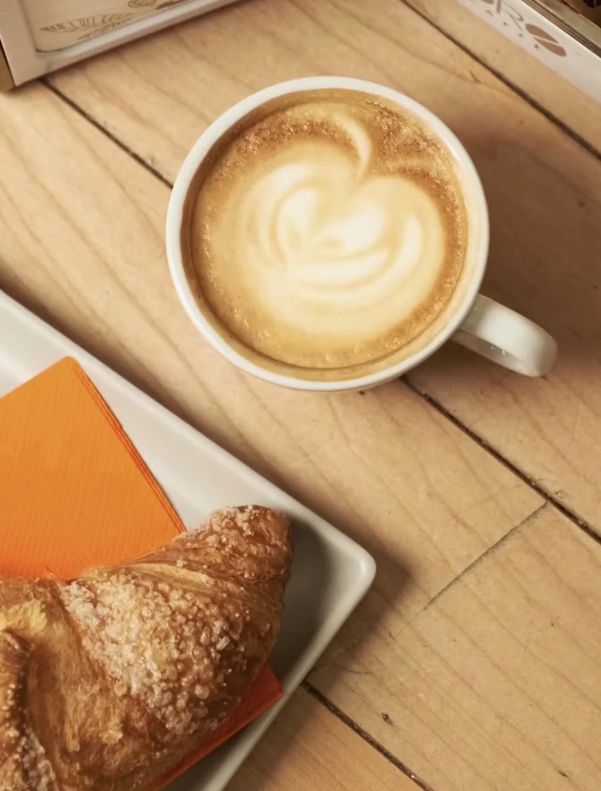 Cappuccino e cornetto per la colazione