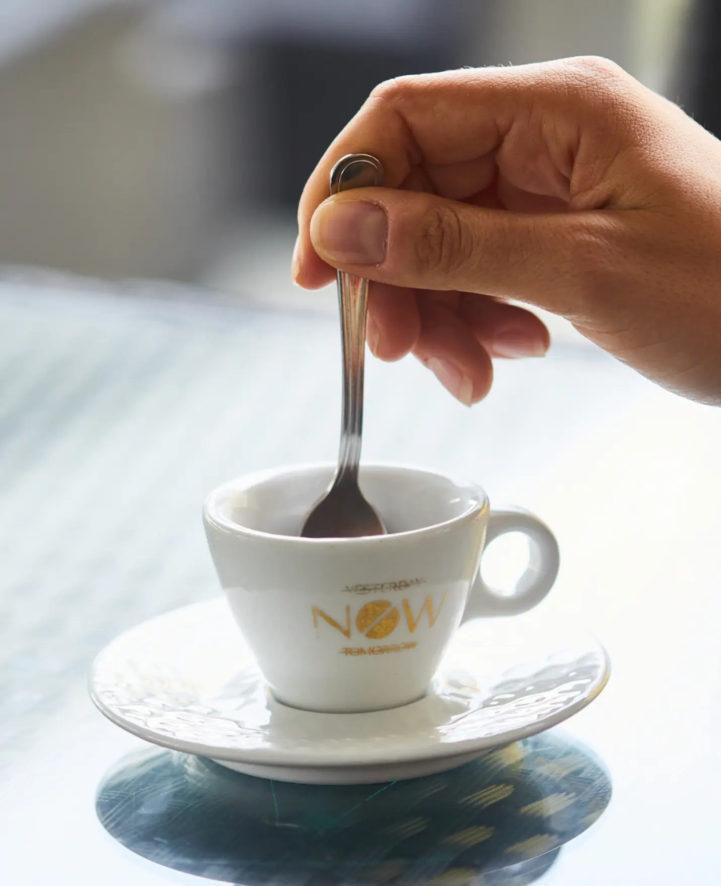 Tazzina di caffè mescolata con il cucchiaino