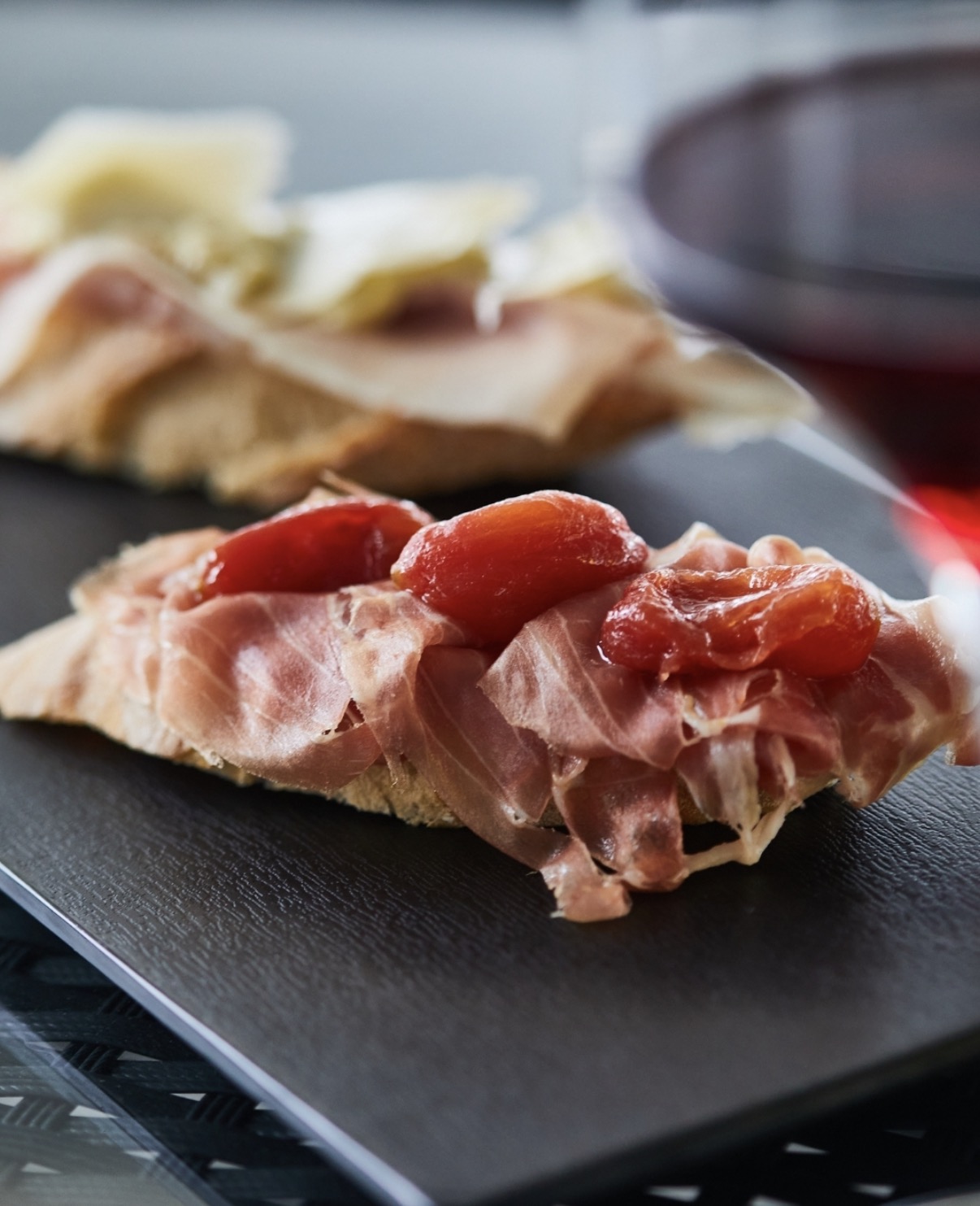 Crostino con prosciutto crudo e pomodorini