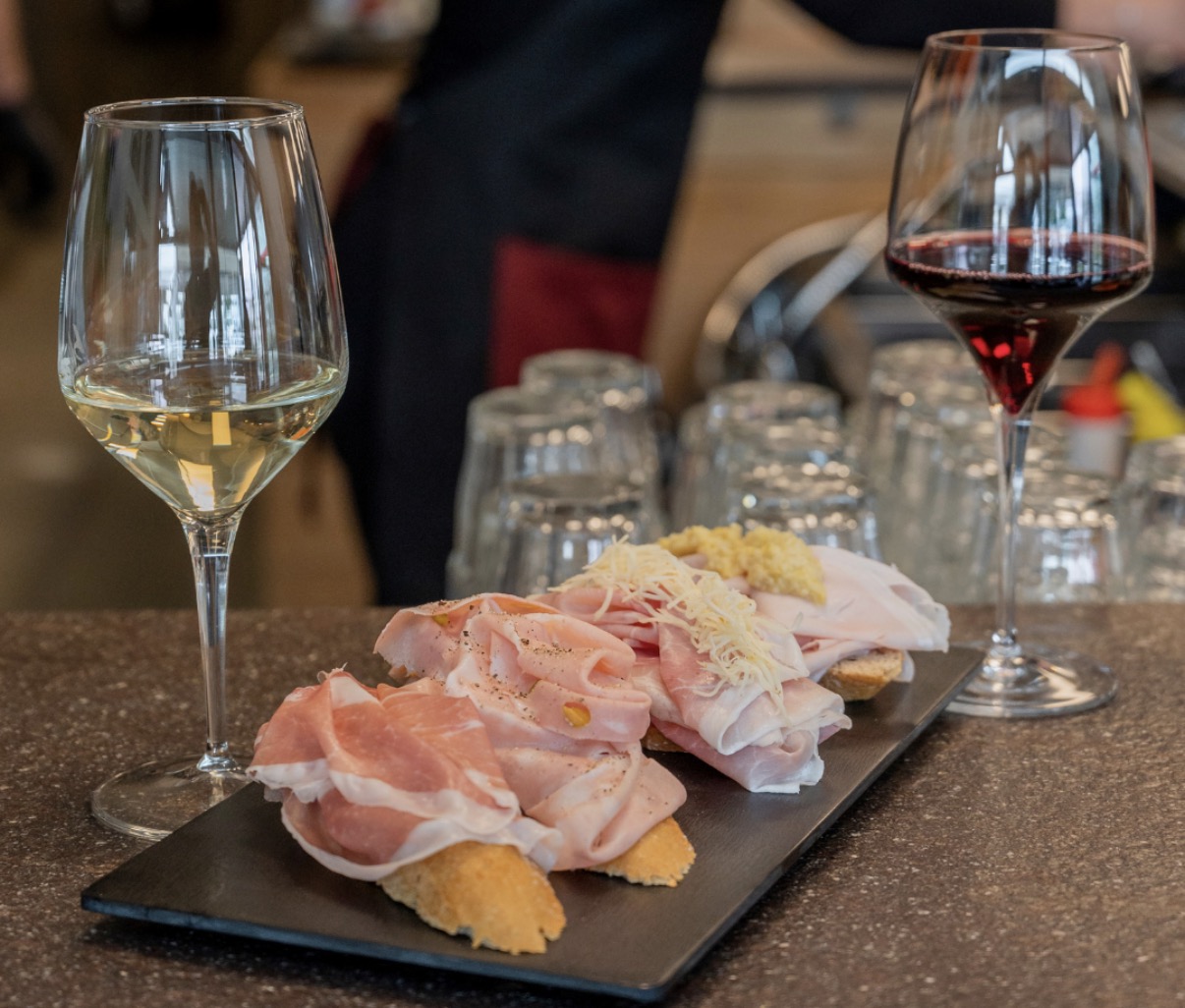 Tagliere di crostini con calici di vino