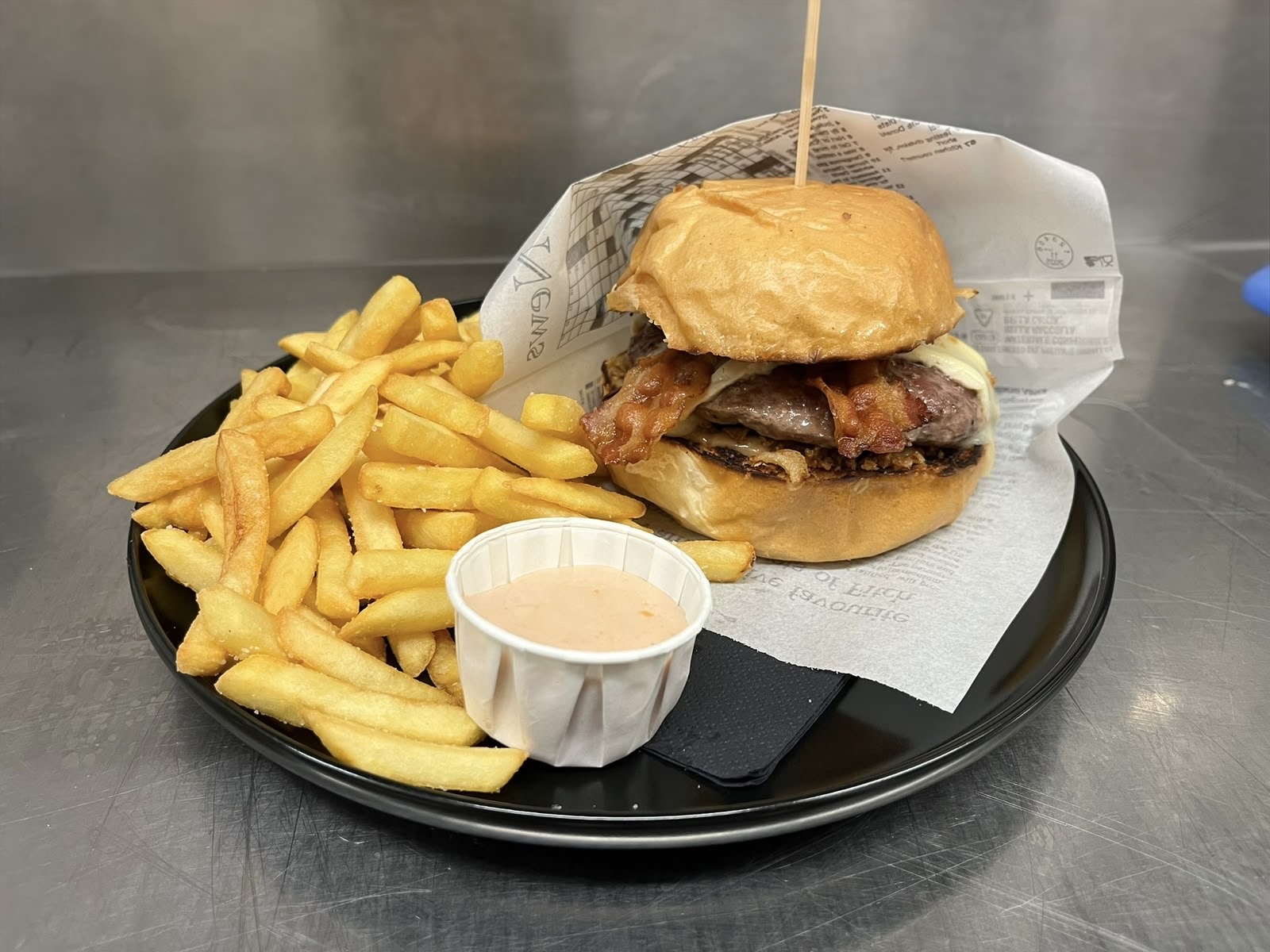 Hamburger con bacon, patatine e salsa